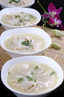 美味馄饨摆放在精致碗中