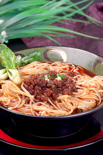 香辣诱人的美味肉酱面