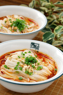 两碗鲜香诱人的红油面条