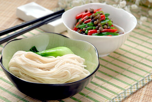 家常手工面条与配菜