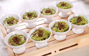 精致小碗装的特色菜肴