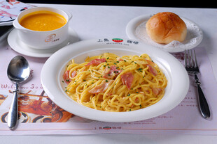 美味意面配汤与面包