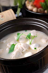 香浓鱼汤点缀清新香菜