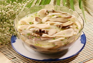 玻璃碗中的美味蘑菇菜肴