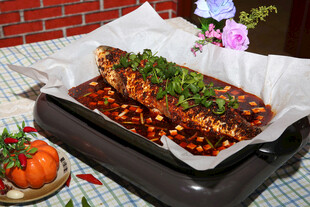 香辣烤鱼摆放在烤盘上