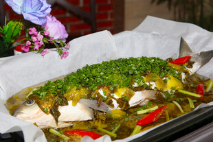 锡纸包裹的美味青椒烤鱼