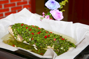 青椒覆盖的鲜嫩蒸鱼