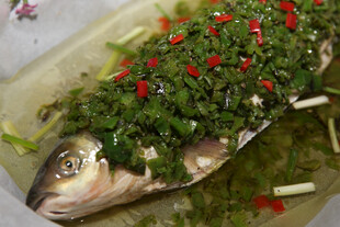 青椒红椒覆盖的美味蒸鱼