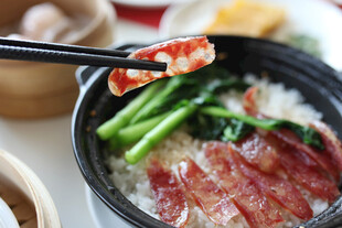 美味腊肠煲仔饭特写