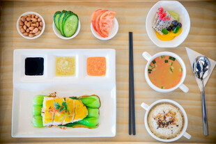 营养丰富的多彩美食拼盘