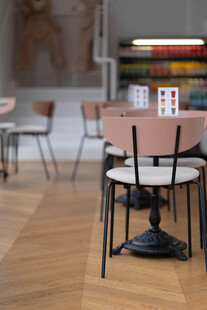 现代简约风咖啡厅桌椅陈设