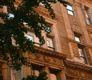 古典风格装饰的城市建筑