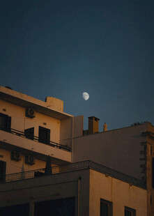 月夜下的城市建筑轮廓