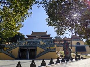 古雅寺庙前的宁静景致