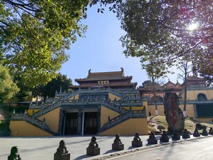 古雅庙宇前的清净景致