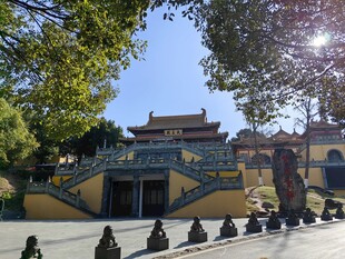 古雅庙宇绿树环绕景致美