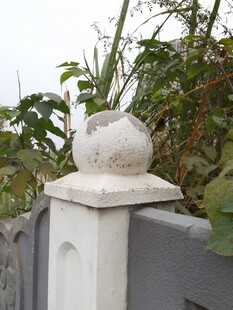 石制柱头装饰于围栏上