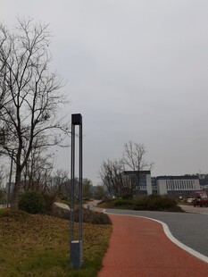 户外空旷的彩色步道场景