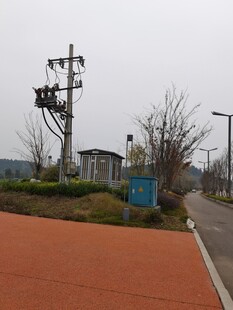 户外电力设施与道路场景