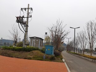 户外电力设施与道路景观