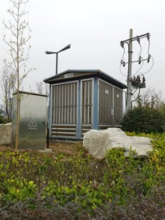 户外小型设备房周边绿植环绕