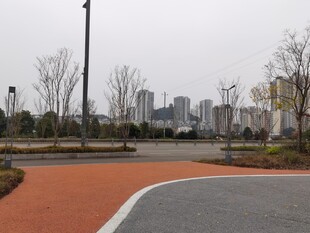 城市公园中的红色步道景观