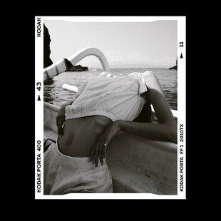 船上俯身的人物身影