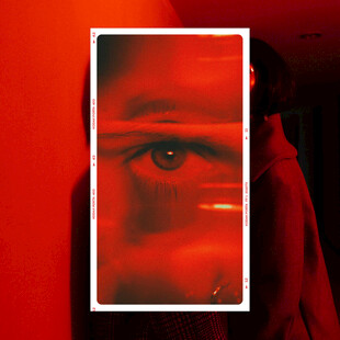 红色背景下的神秘眼眸