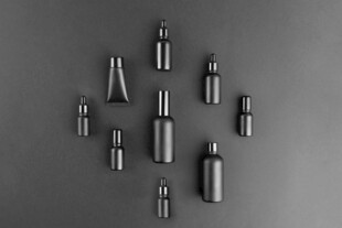 黑色金属瓶整齐排列展示