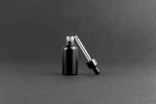 黑色金属喷雾瓶特写