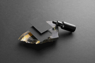 黑色精致机械零件特写