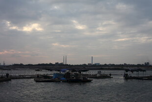 黄昏下的宁静码头港口