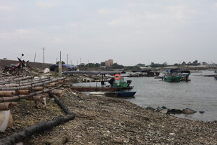 河边停泊的船只与设施