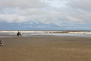 海边漫步的悠闲时刻