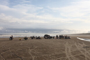 海滩上的人群与美丽海景