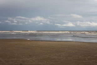 宁静海滩与翻涌海浪