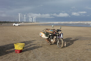 沙滩上的自行车与清洁工具