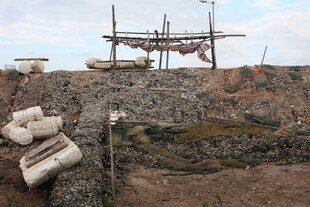 海边废弃的简易搭建场景
