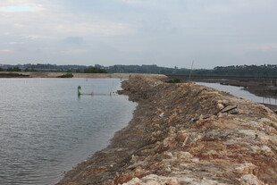 河岸石砌堤坝景观