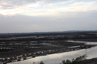 广阔水域与天际景观