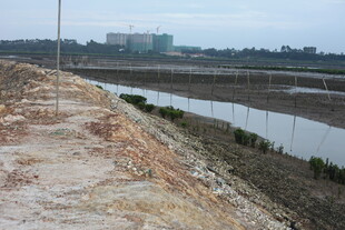 农田旁的水域与施工场景