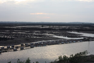 河畔城镇风光俯瞰