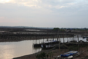 黄昏河畔码头静谧景象