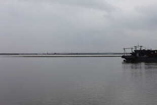 平静湖面的孤独船只