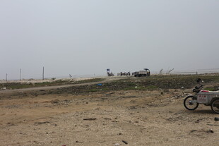 荒凉野外的车辆与摩托