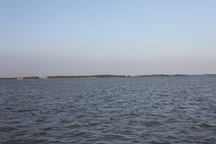 广阔水域与远处天际线