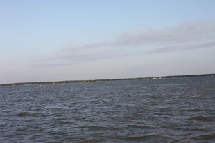 广阔海面与天际线景观