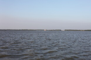 广阔水域的宁静景象