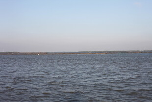 广阔水域的宁静景象