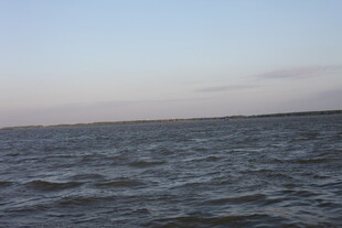 广阔海面的宁静景象